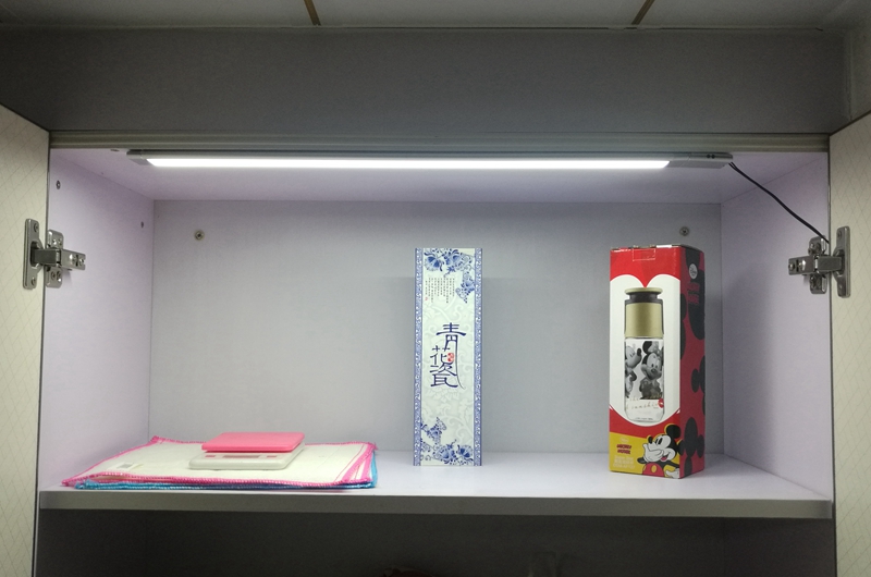 portable cabinet light